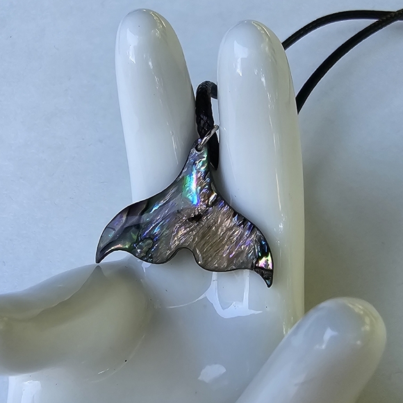 🐳 Abalone Shell Mermaid Fin Necklace - Picture 5 of 7